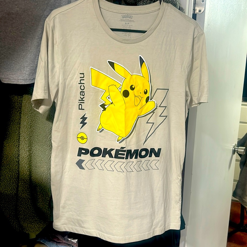 POKÉMON pikachu men’s t shirt small